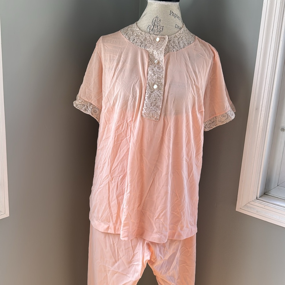 Vintage Formfit Rogers 2 piece peach and lace trimmed pajama set EVC size 40